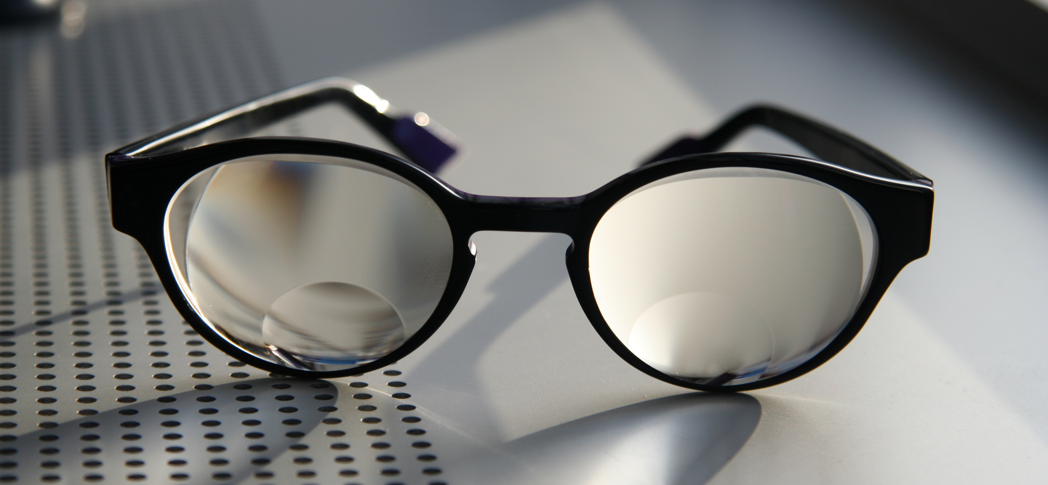 Brille med bifokale glas med høje styrker